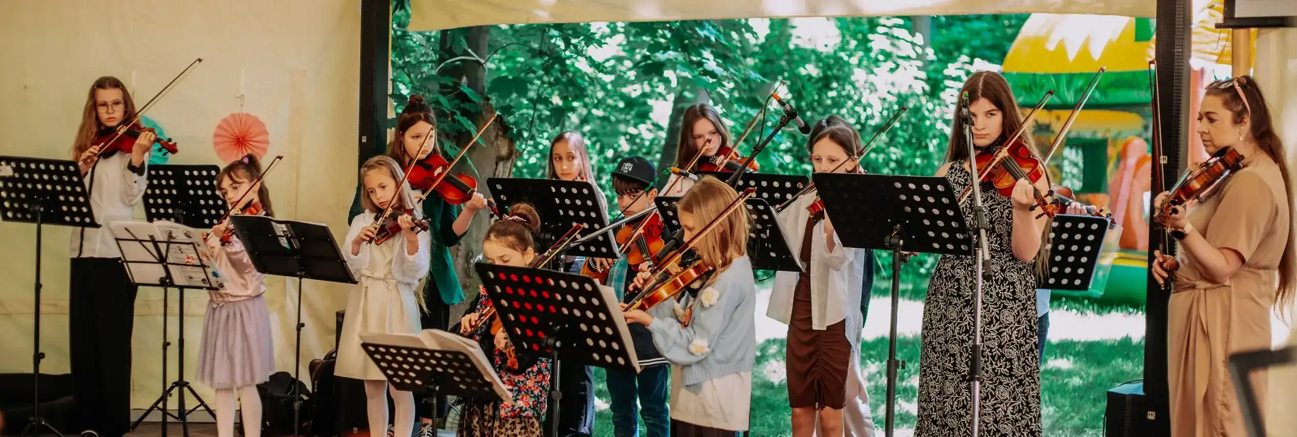 Uczniowie Artura grający na przedstawieniu